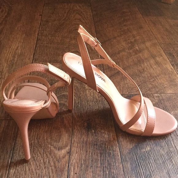 Size 7 women’s heel - Picture 3 of 4